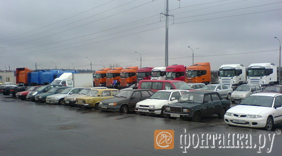 Грузовики заняли всю парковку у "Парнаса"