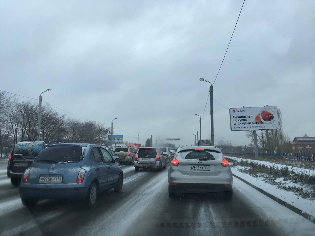 Несмотря на то, что на часах уже 10, на Братьев Кашириных всё ещё пробка