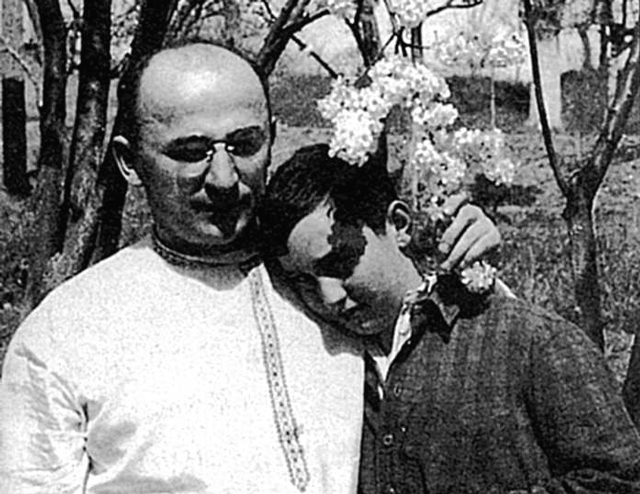 Серго с отцом Лаврентием Берией, 1930-е годы. Серго с отцом Лаврентием Берией, 1930-е годы.