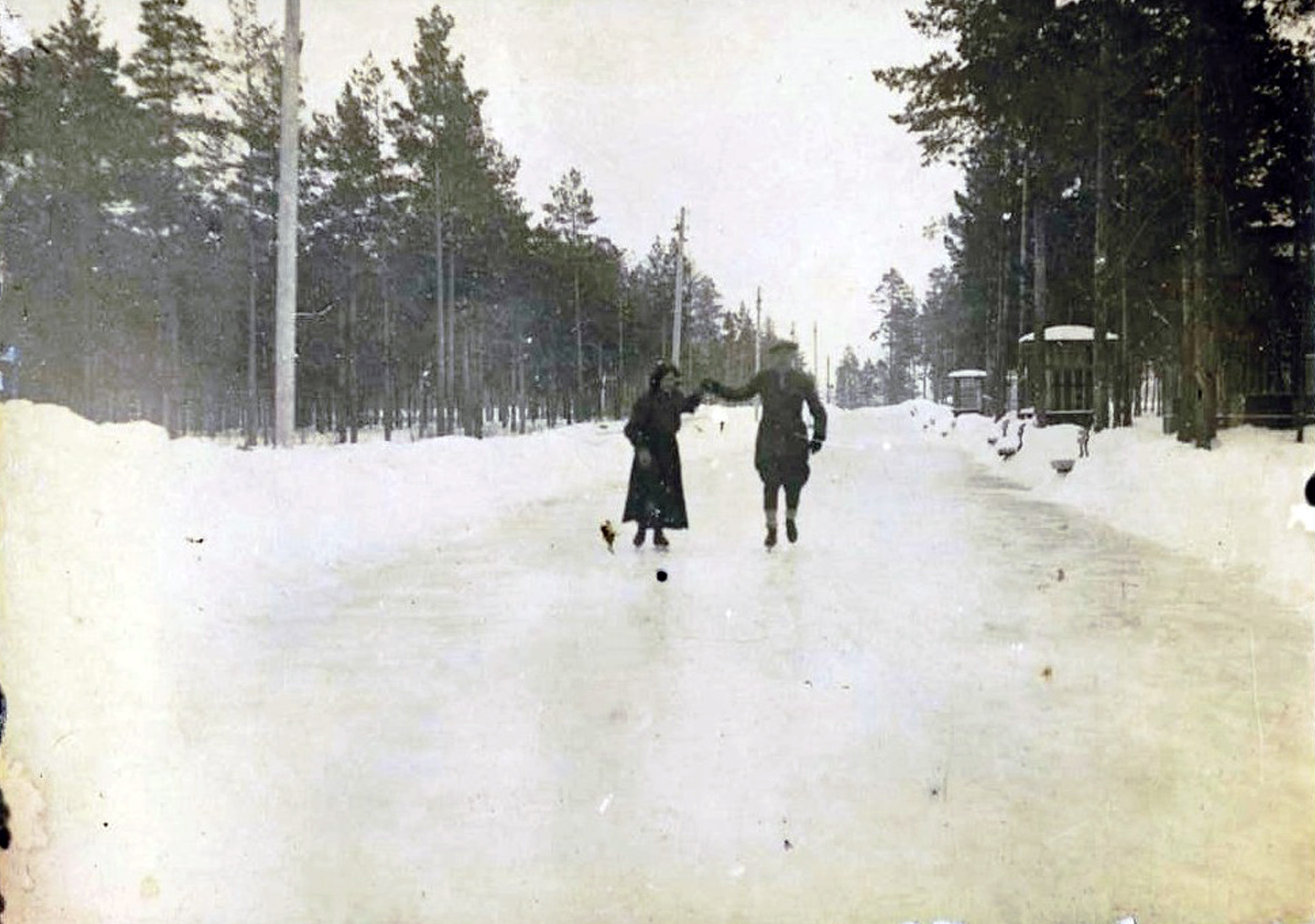 Зимой аллею в парке заливали в каток — люди передвигались по нему на коньках: с ветерком и задором
