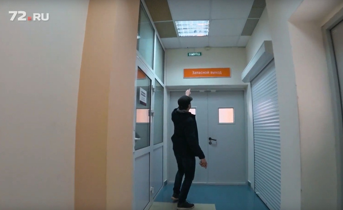 Теперь в ТРЦ «Солнечный» можно увидеть вот такие яркие таблички, указывающие путь к выходу Теперь в ТРЦ «Солнечный» можно увидеть вот такие яркие таблички, указывающие путь к выходу