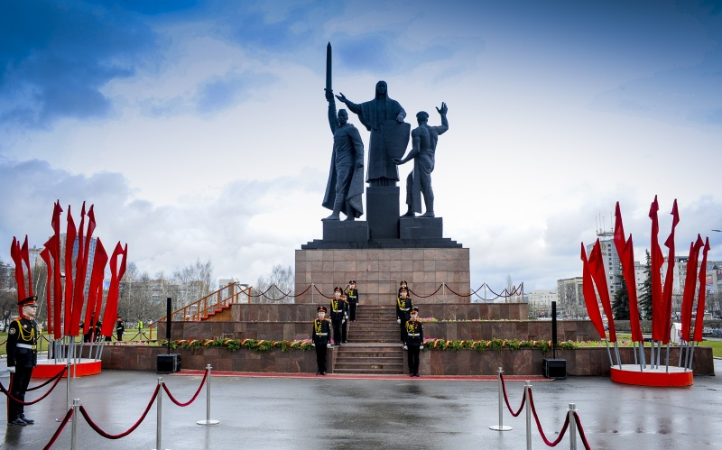 8 мая состоялся торжественный ритуал возложения венков и цветов к монументу «Героям фронта и тыла» 8 мая состоялся торжественный ритуал возложения венков и цветов к монументу «Героям фронта и тыла»