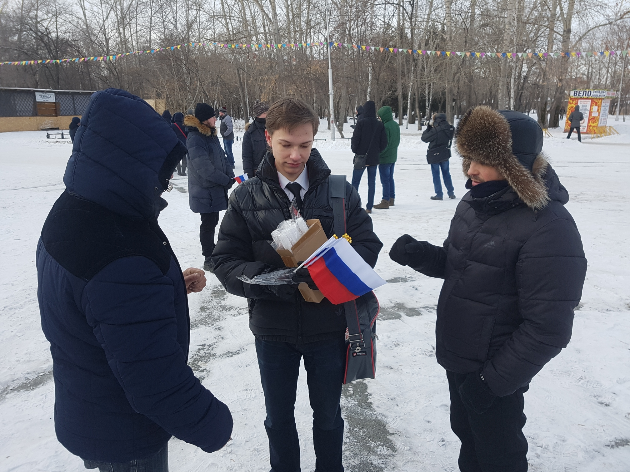 Все желающие могли получить флаг России, значки и наклейки с именем Алексея Навального