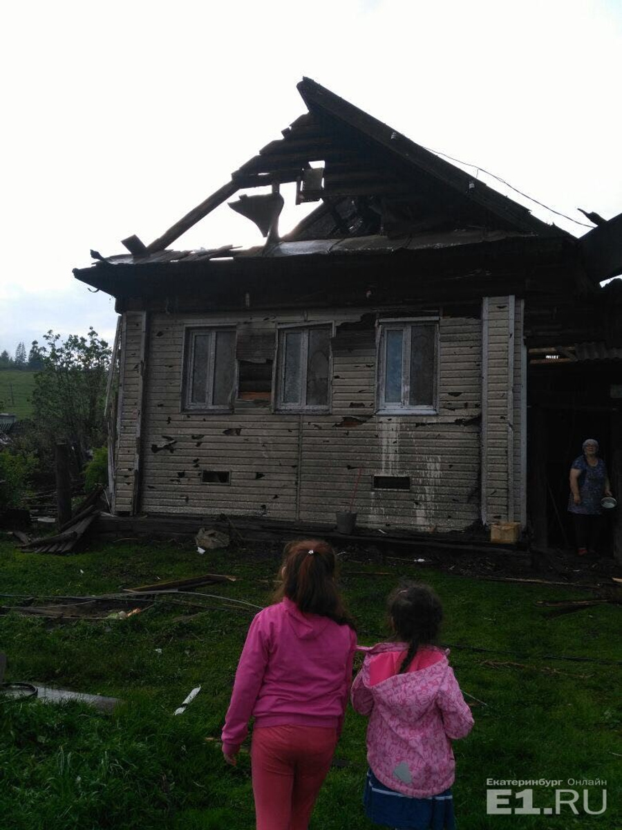 В посёлке Староуткинск ураган сорвал крыши домов.