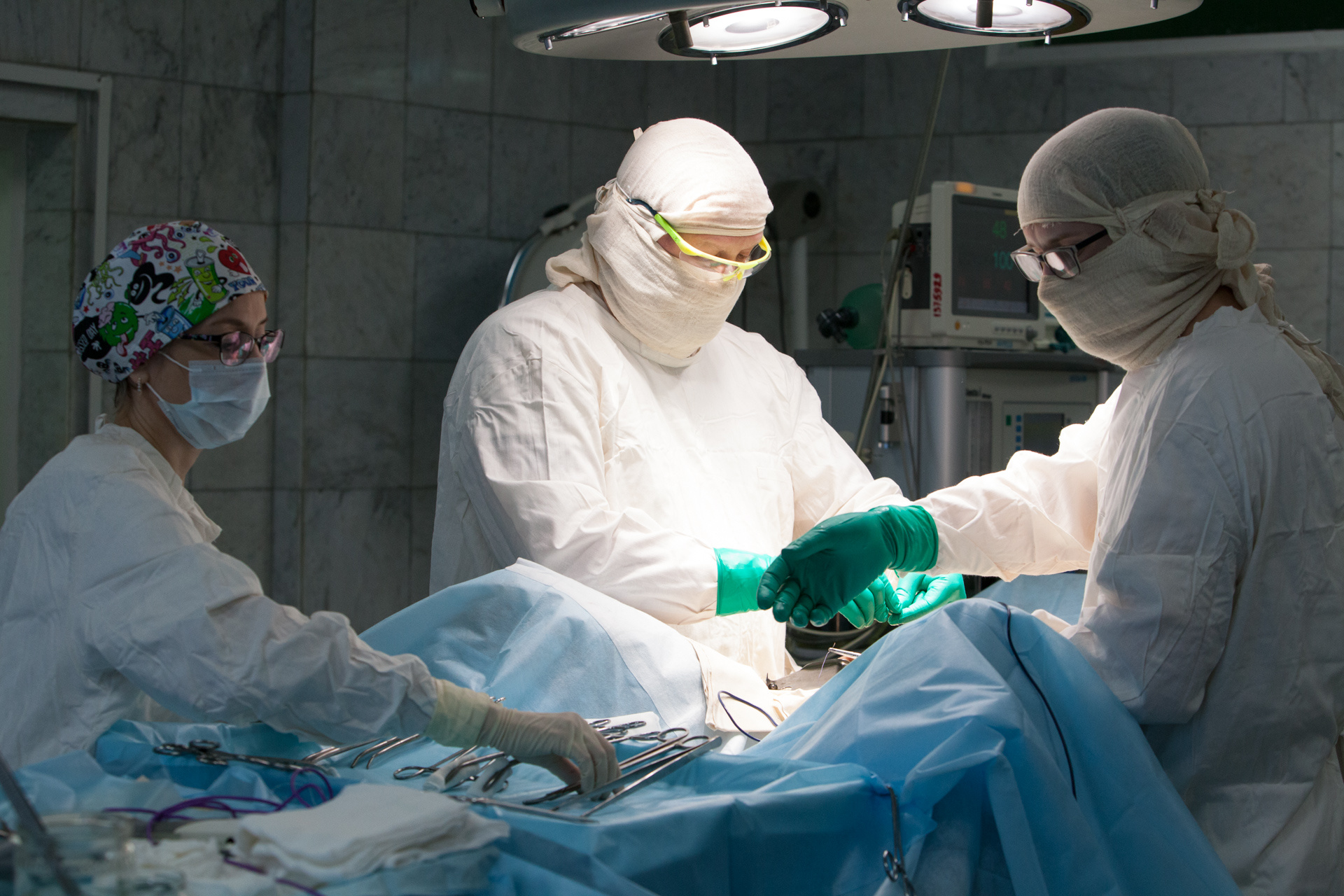 От слаженных действий всей хирургической бригады зависит успех операции