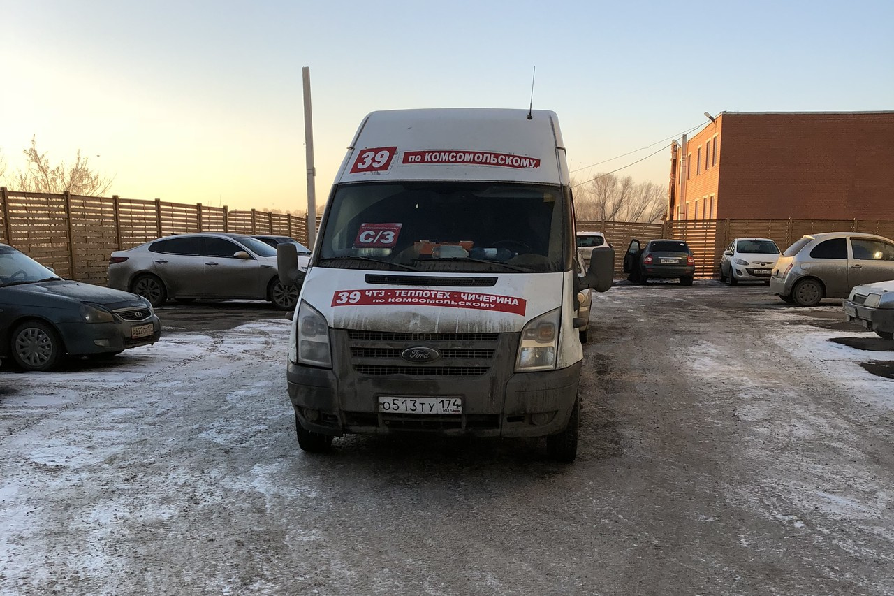 Автобус ночует посреди стоянки Автобус ночует посреди стоянки