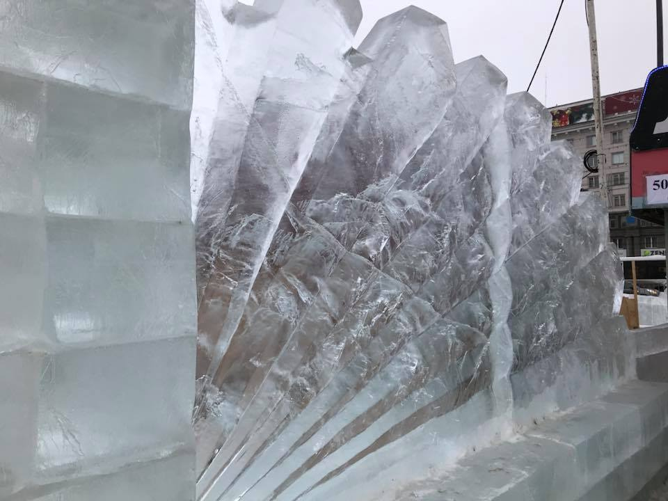 Скульптуры ледового городка из-за теплой погоды начали оплывать и трескаться Скульптуры ледового городка из-за теплой погоды начали оплывать и трескаться