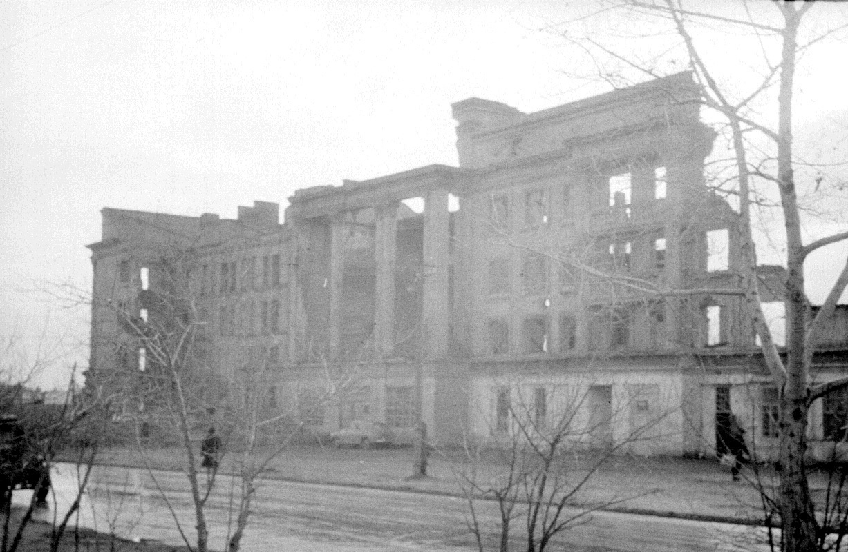 В Сталинградскую битву здание было сильно разрушено