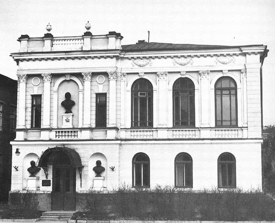 Известно, что в 1919 году библиотеку посетил В. В. Маяковский.