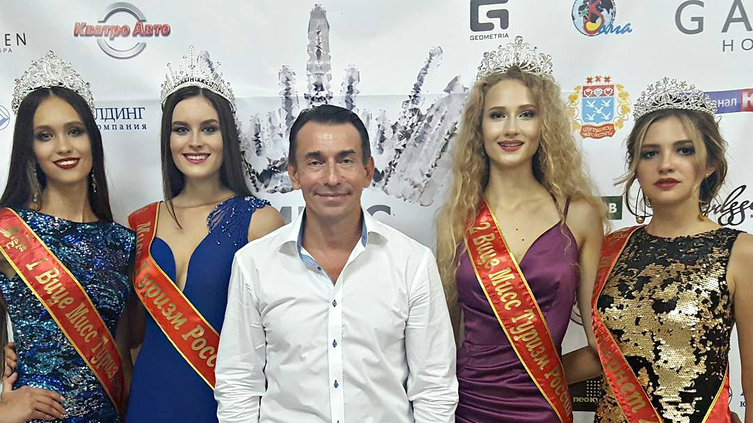 Ксения (вторая справа) с финалистами конкурса и президентом модельного агентства Volga Models Владимиром Ильиным