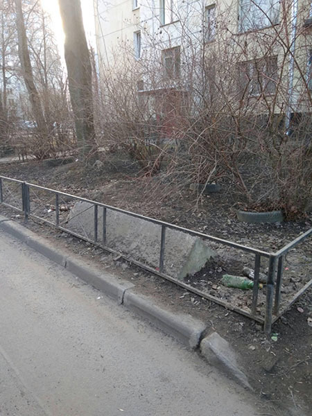 Кусок бетона на газоне, улица Костюшко, д.22