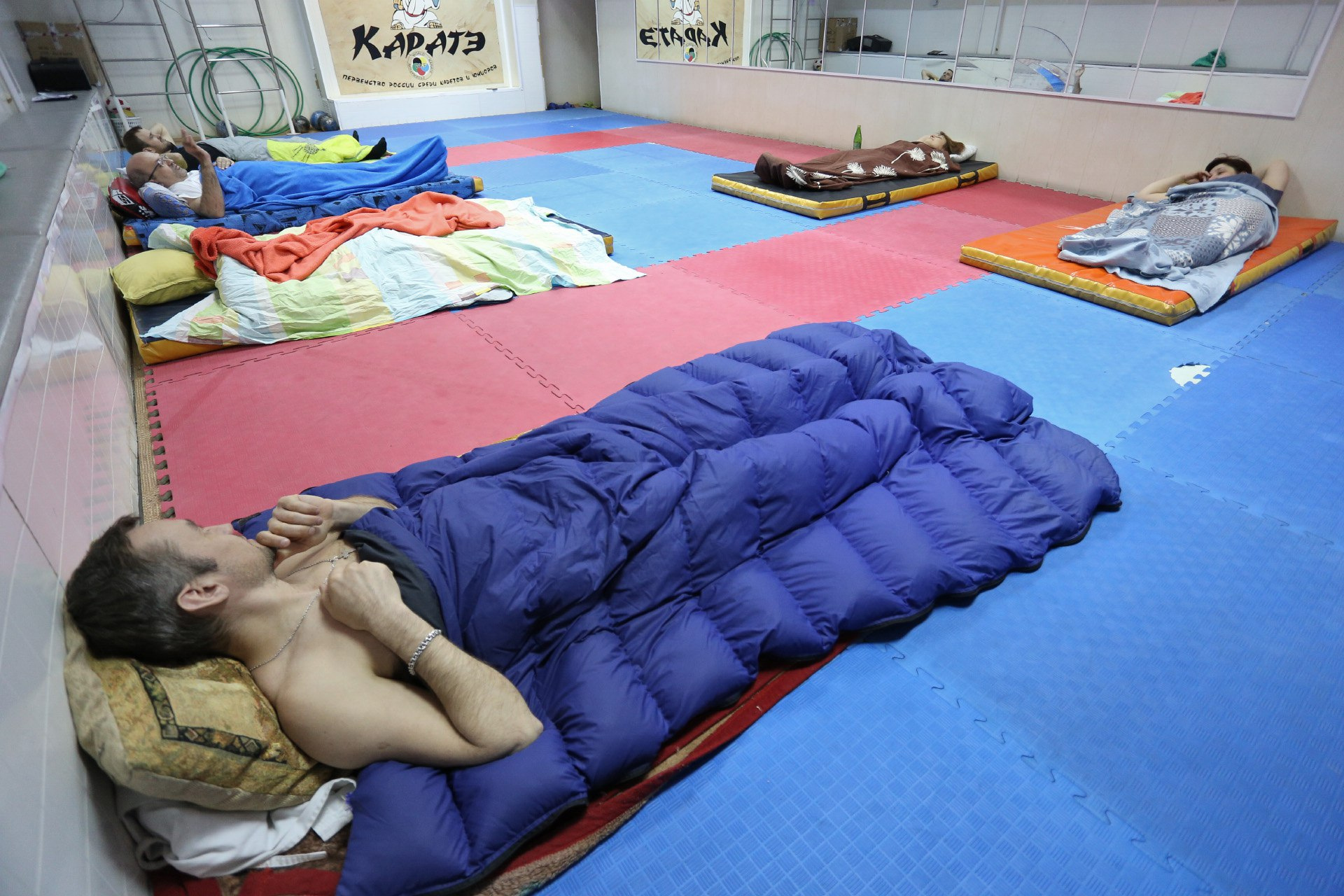 На время голодовки участники ночуют в спортшколе