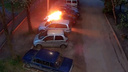 Облили бензином и бросили спичку: появилось видео, как в Брагино подожгли несколько машин