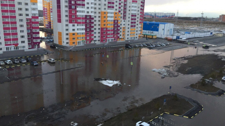 Потоп в ЖК «Комарово»: талая вода затекает в автобусы и глушит машины