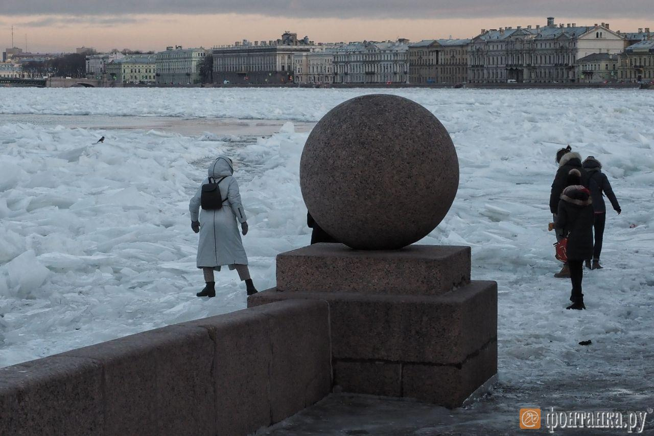 Стой питер. Люди на льду в Питере. Лед люди запрет СПБ.