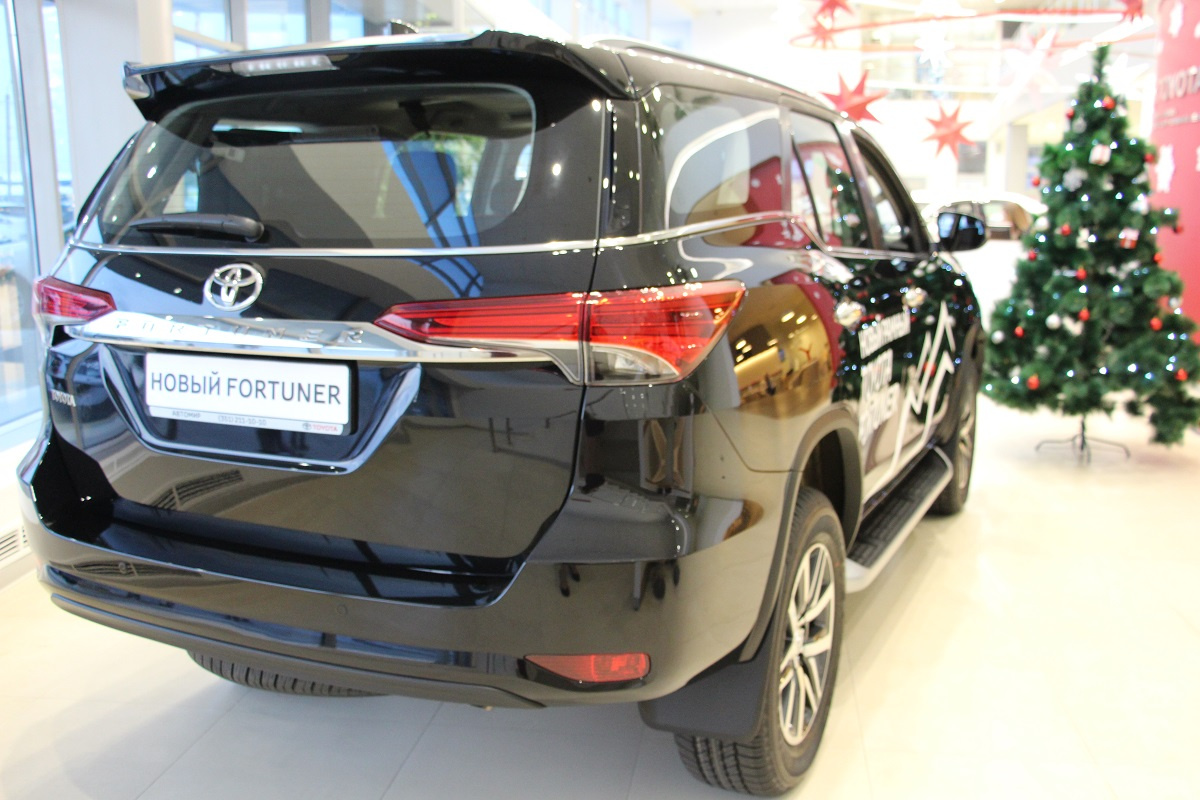Салон Toyota Fortuner отличает лаконичная архитектура и отличная эргономика Салон Toyota Fortuner отличает лаконичная архитектура и отличная эргономика