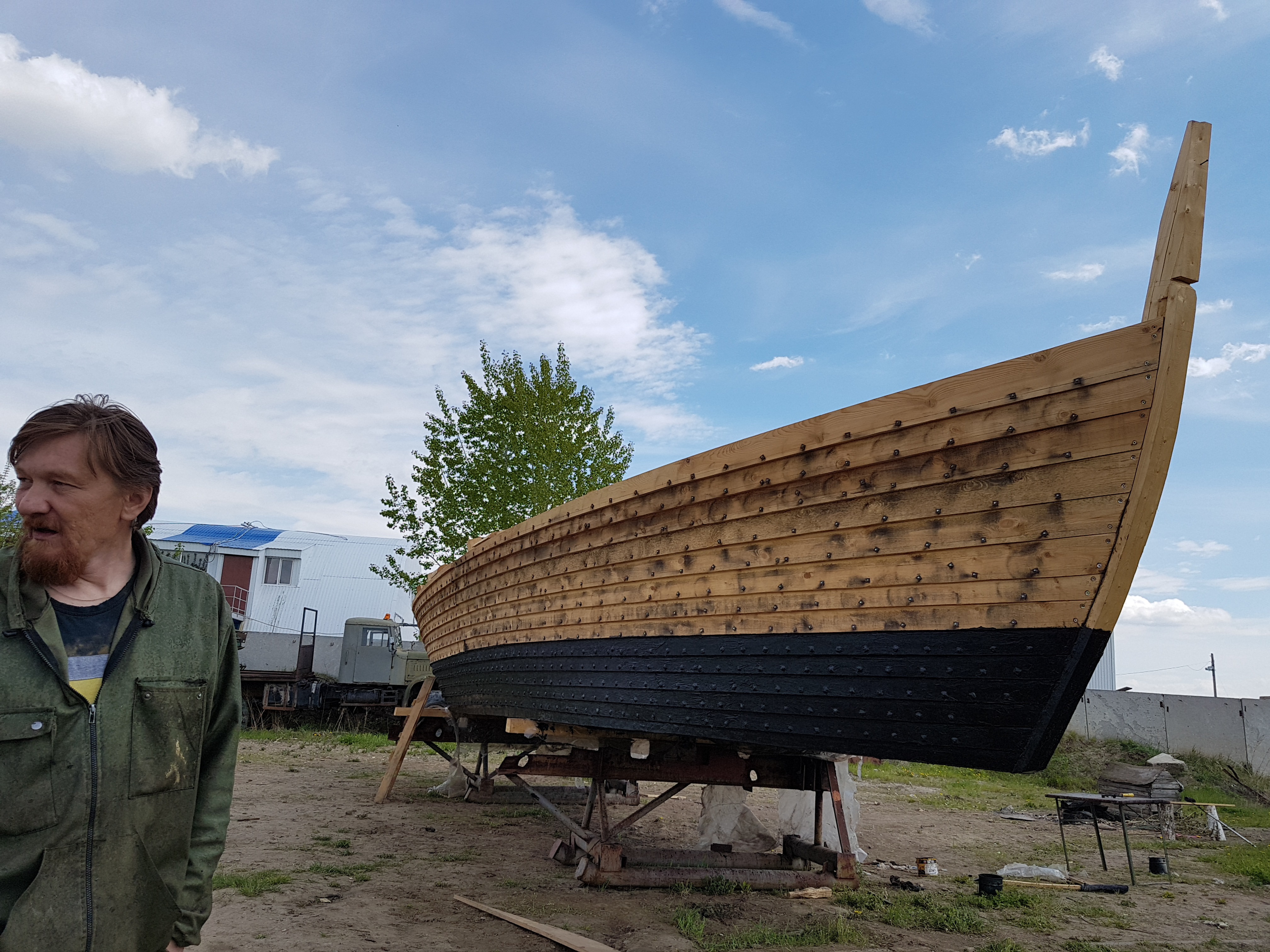 Для строительства дощаника по чертежам 16-18 веков использовали древесину сосны и лиственницы. На фото – огромная лодка перед спуском на воду в Тюмени