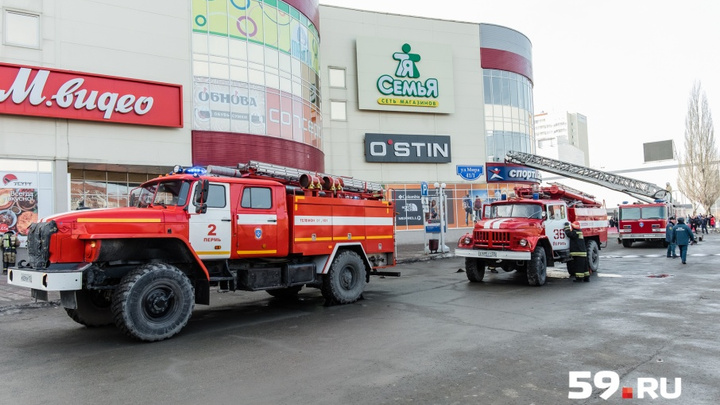 «Загорелось кафе у кинозала»: в Перми пожарные провели массовые учения в ТРК «Столица»