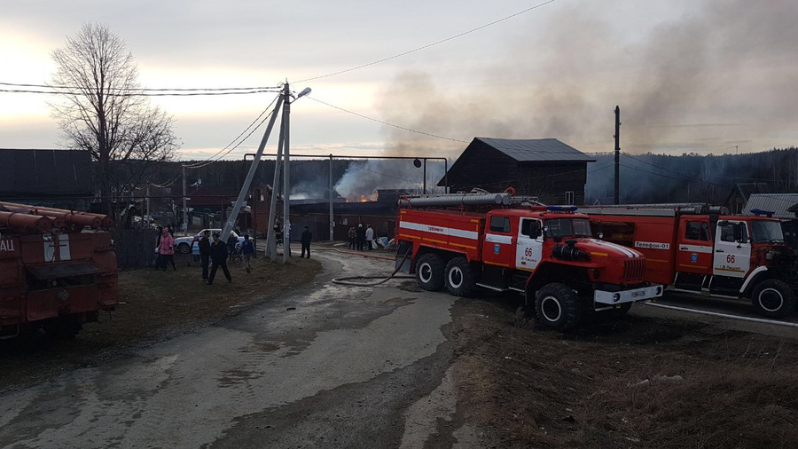 Погода на красном пышма. Поселок красный верхняя Пышма. Пожар в поселке кедровое верхняя Пышма. Пожарная часть верхняя Пышма. 85 Пожарная часть Среднеуральск.