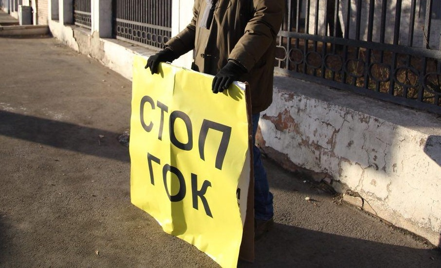 В день визита Владимира Путина челябинцы вышли на маршрут кортежа с такими плакатами