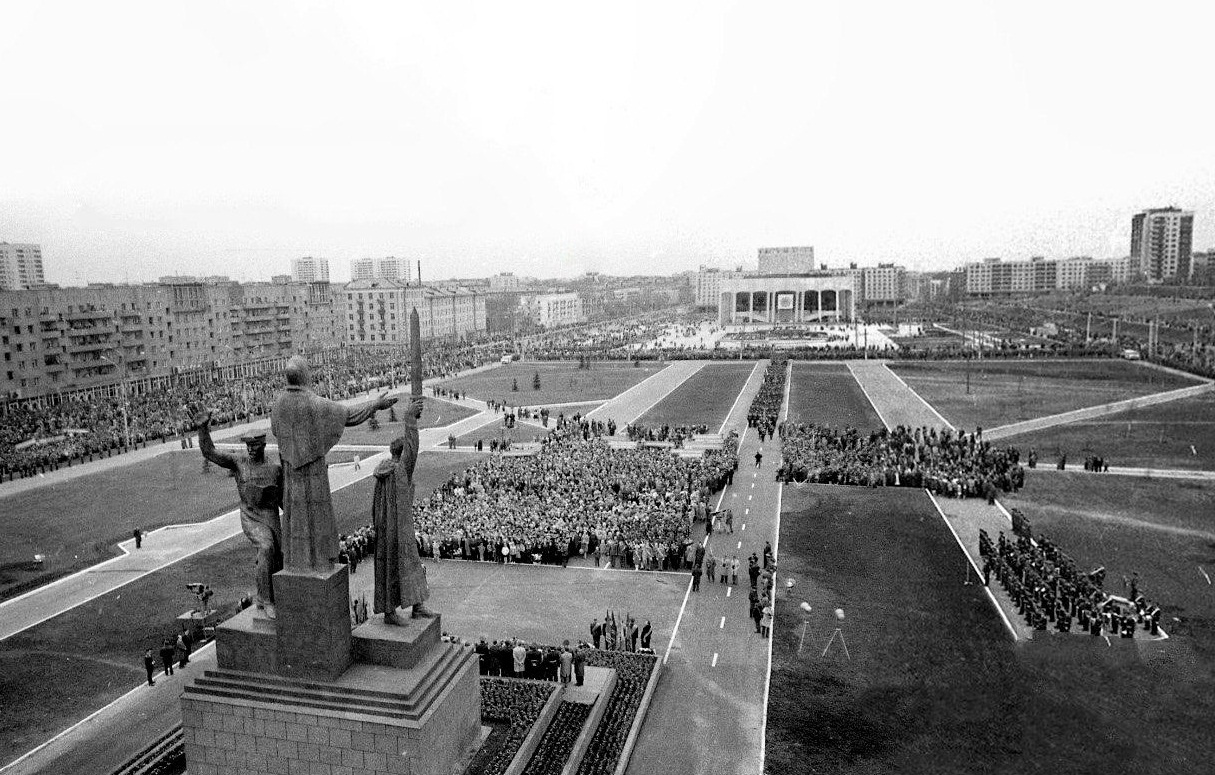 9 мая 1985 года - открытие памятника Героям фронта и тыла 9 мая 1985 года - открытие памятника Героям фронта и тыла