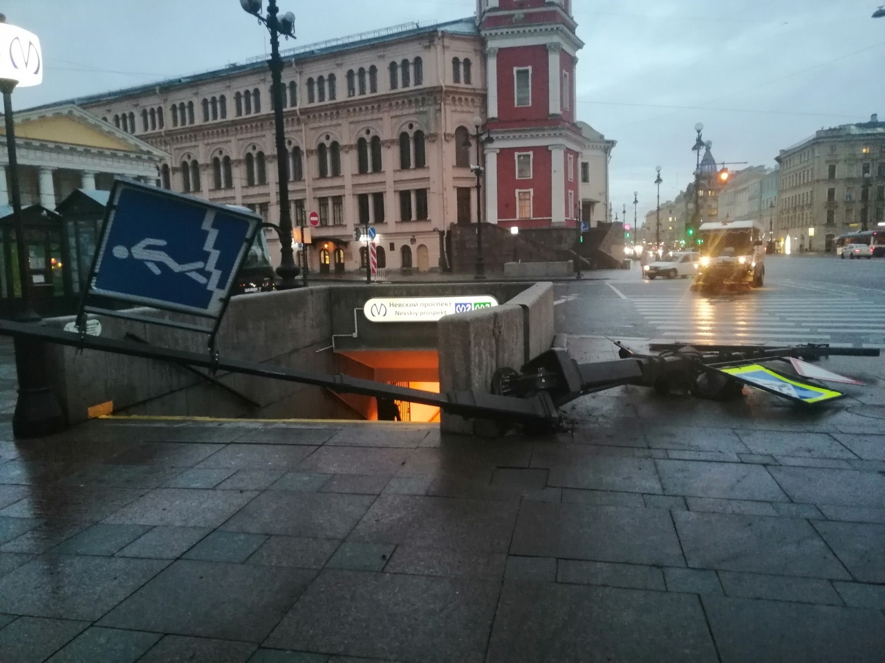 На «пьяной» Думской не выстояли дорожные знаки. Спуск в переход к метро  оказался перекрыт - 30 сентября 2019 - ФОНТАНКА.ру