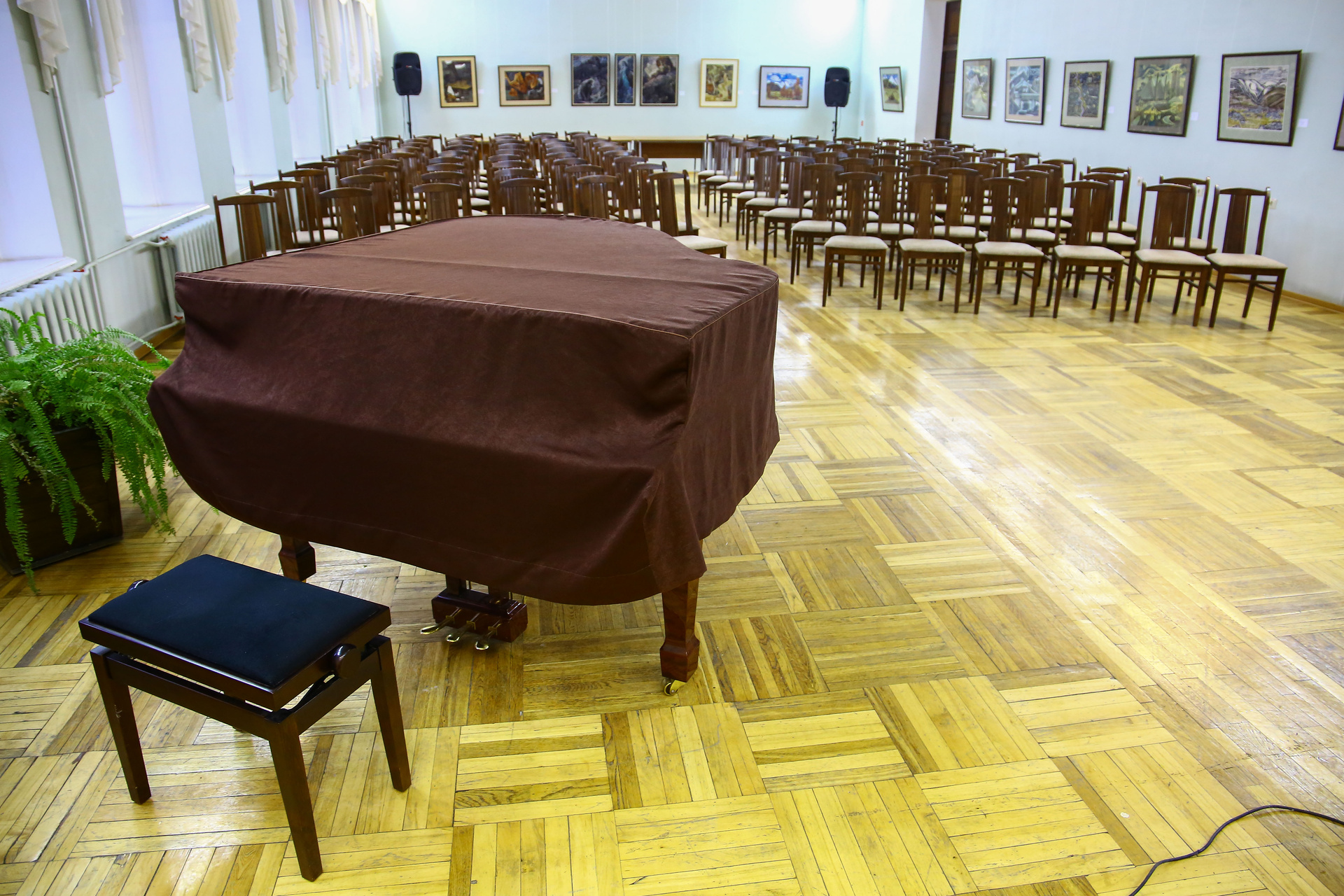 В этом зале решались важнейшие городские вопросы, читали Борис Пастернак и Юрий Живаго, выступали Владимир Маяковский и Лиля Брик