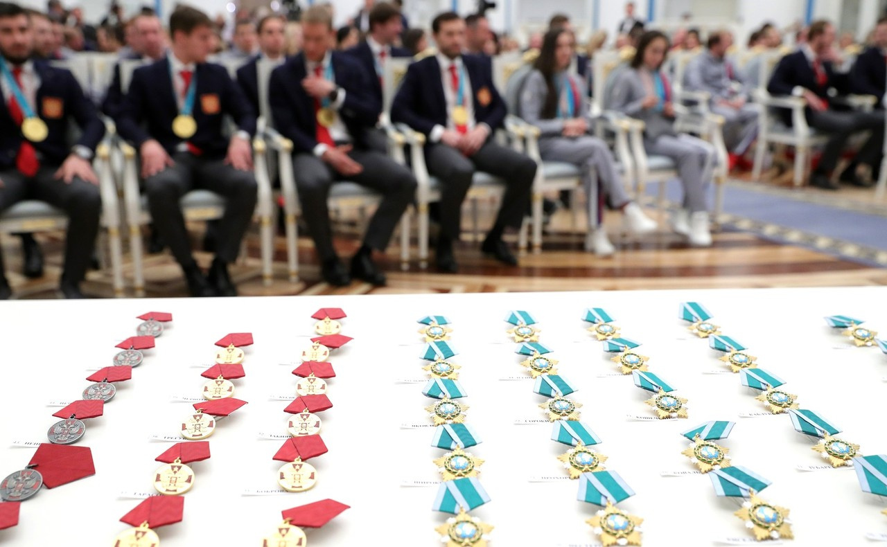 Помимо денежных призов, спортсмены были награждены медалями Помимо денежных призов, спортсмены были награждены медалями