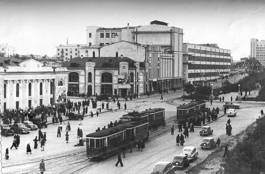 Узнаёте? Всё тот же перекрёсток Ленина и Карла Либкнехта. Слева «Колизей», на другой стороне улицы Театр музкомедии, дальше Дом печати. Узнаёте? Всё тот же перекрёсток Ленина и Карла Либкнехта. Слева «Колизей», на другой стороне улицы Театр музкомедии, дальше Дом печати.