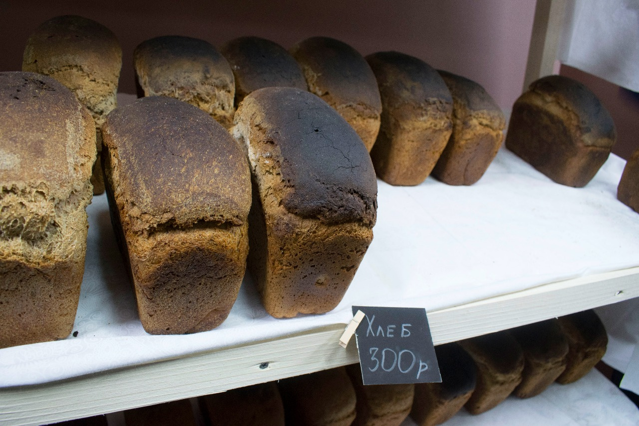Хлеб 80 рублей. Дорогой хлеб Стерлигова. Дешевый хлеб. Самый дорогой хлеб. Булка черного хлеба.