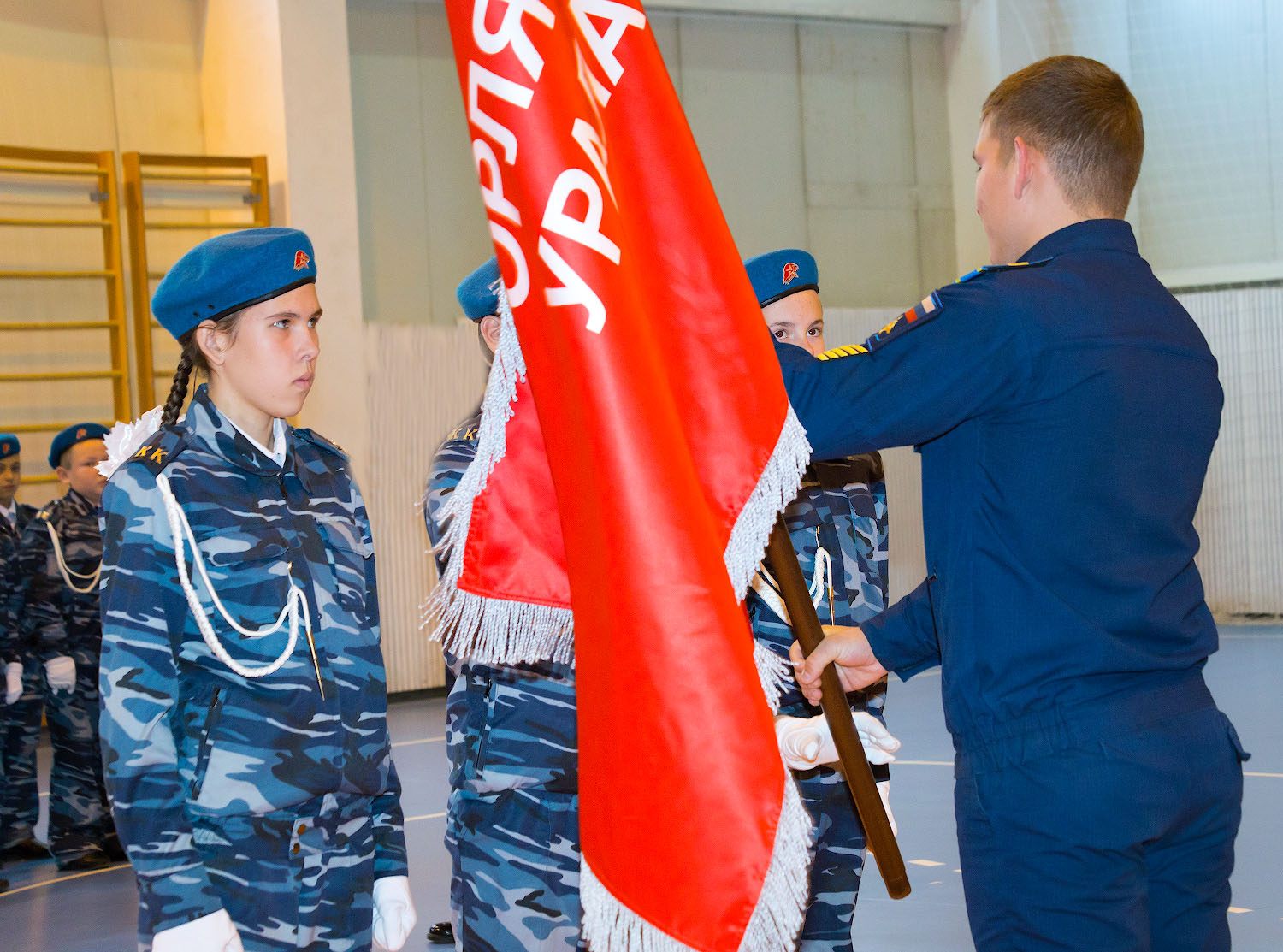 Школьники принесли клятву юнармейца и получили знамёна с названиями своих отрядов
