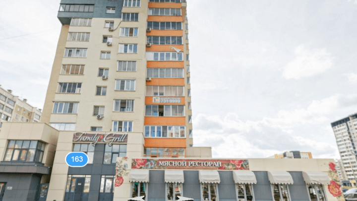 В Челябинске мужчина упал с балкона высотки на машину