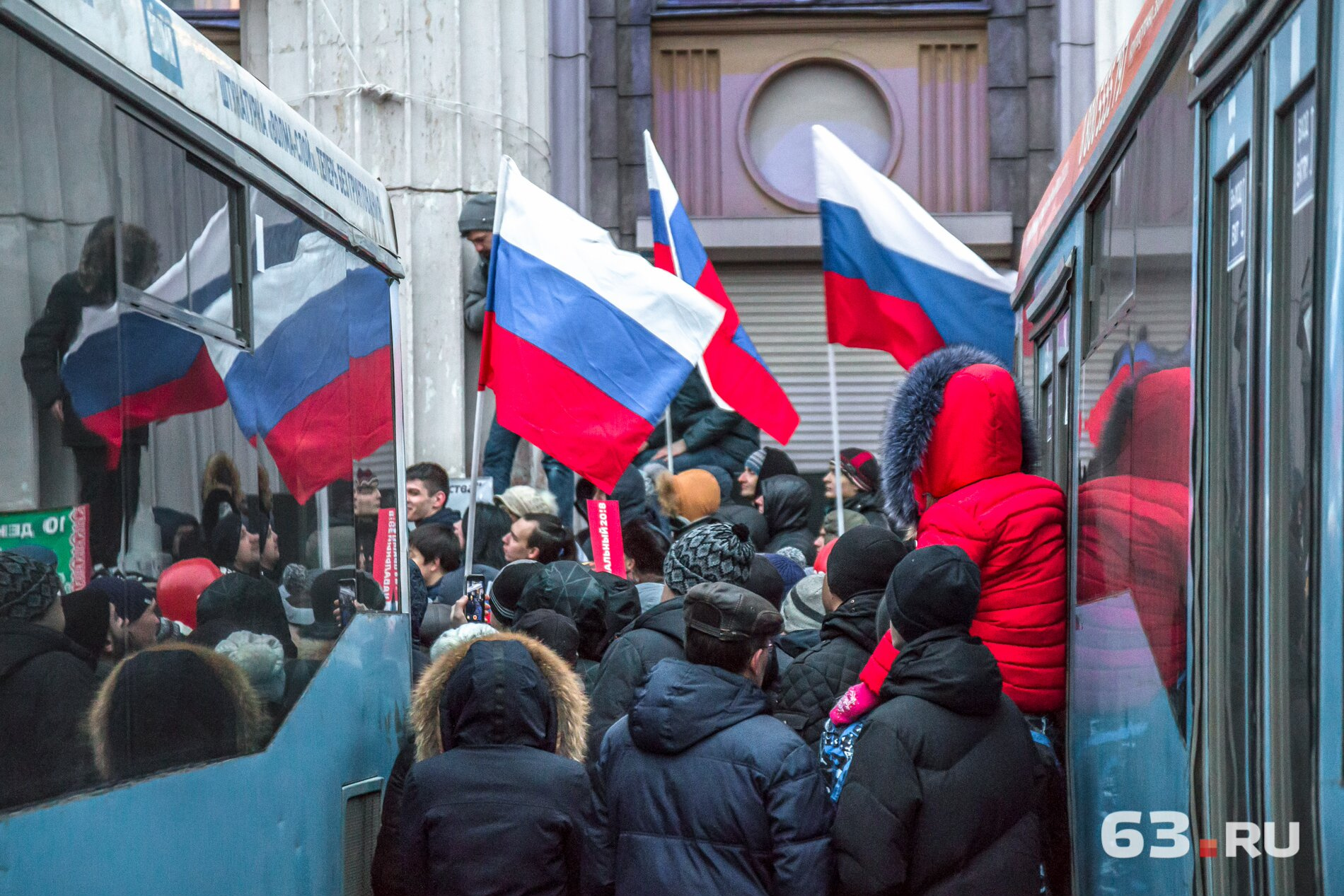 Зажаты меж двух автобусов