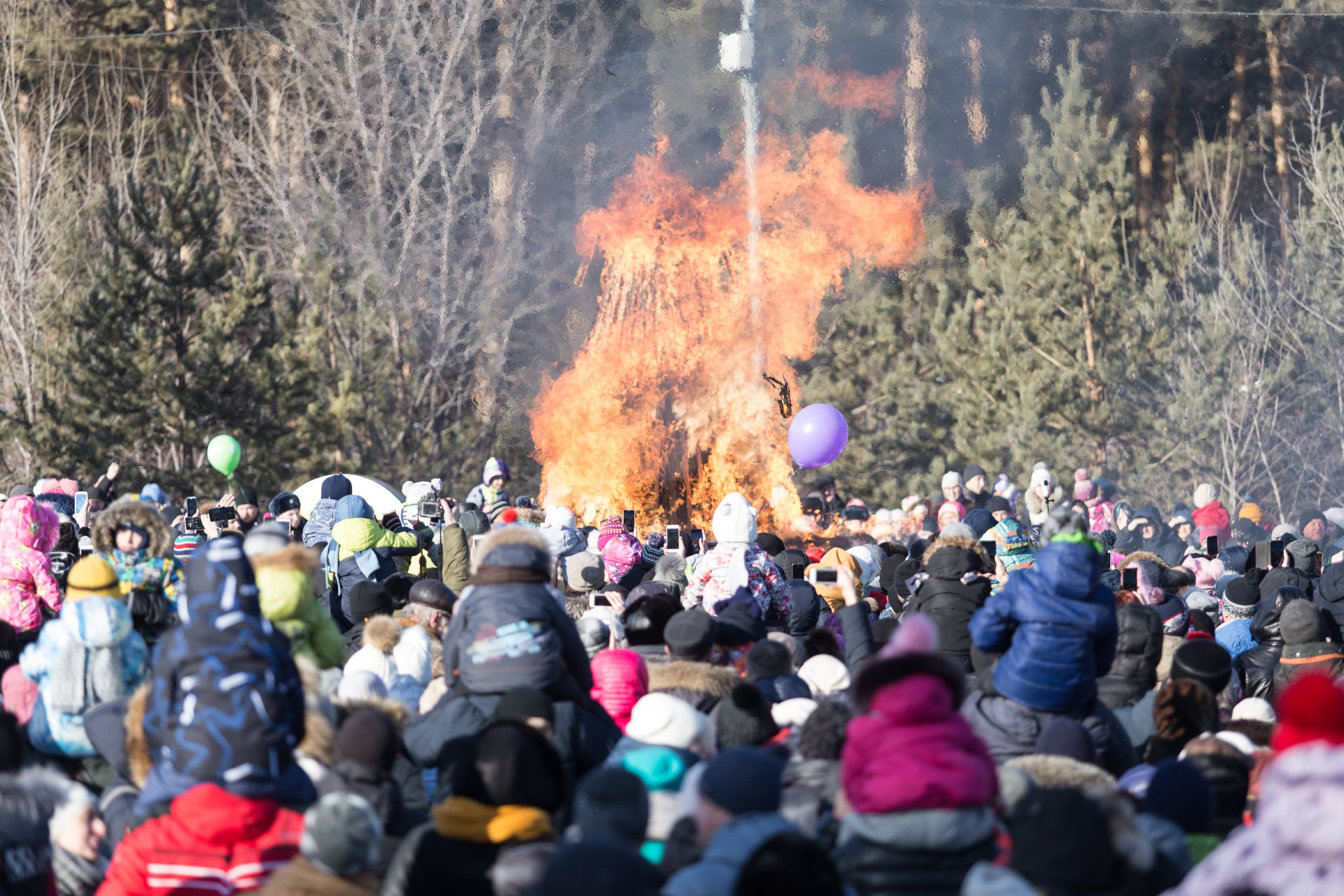 Завершился праздник традиционным сожжением чучела Масленицы
