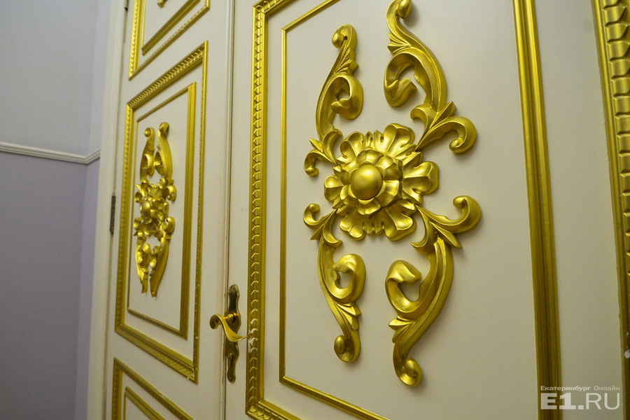 Сусальное золото на входной двери в Камерный зал.