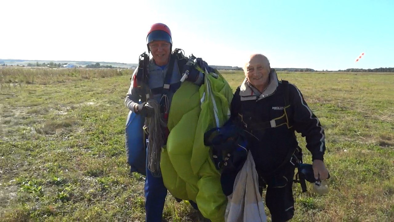 Свое 80-летие Анатолий Абоимов (справа) собирается отметить в воздухе. 