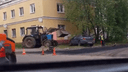 В Ярославле машину, мешавшую ремонту, перетащили на газон трактором: видео