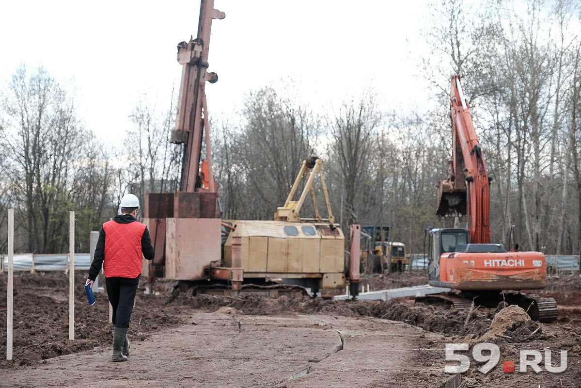 Сейчас на стройке работают 60 человек. К лету их должно стать 400, а к осени 900 Сейчас на стройке работают 60 человек. К лету их должно стать 400, а к осени 900