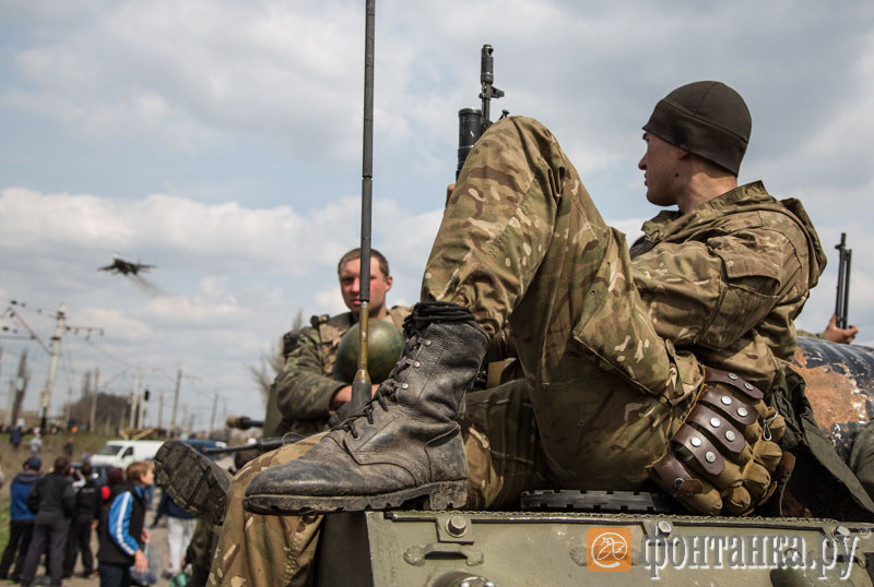 Последние новост. Украинец с автоматом. Форма украинских боевиков. Военные будни в Украине.