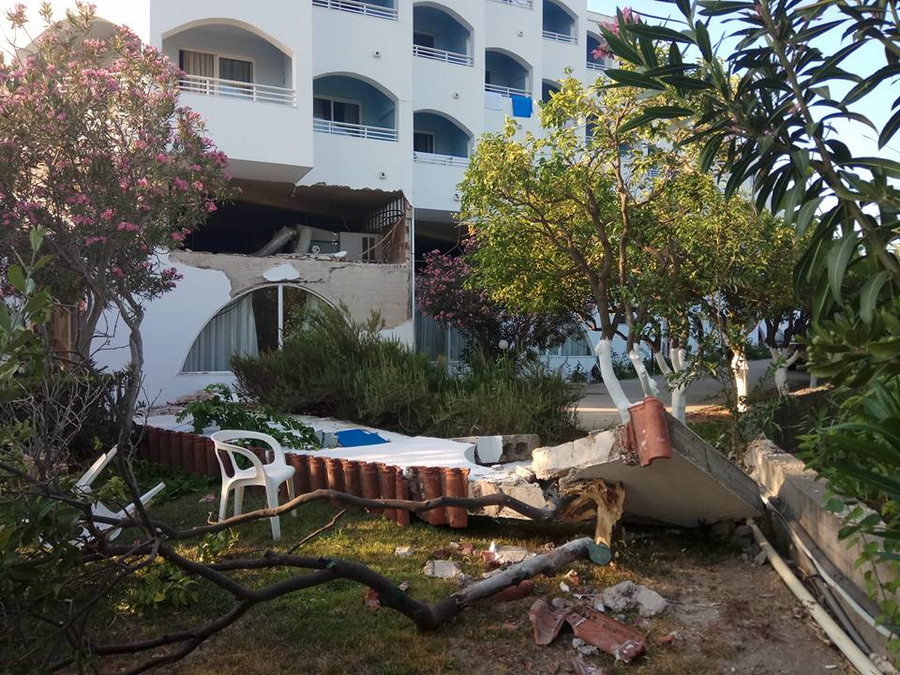 Территория отеля была разрушена разгулявшейся стихией.