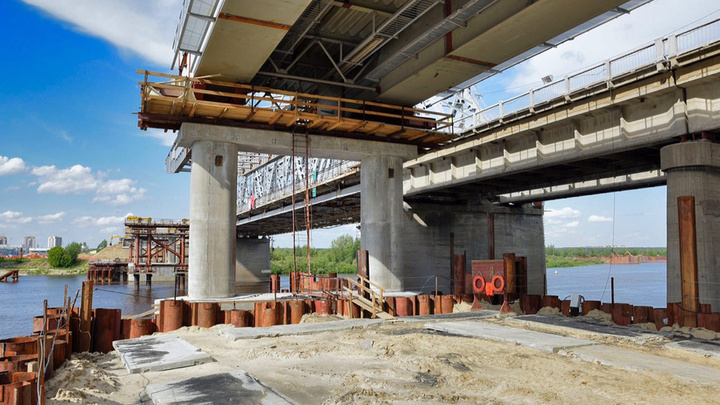 Рабочее движение по новому мосту-дублеру в створе улицы Мельникайте запустят в октябре