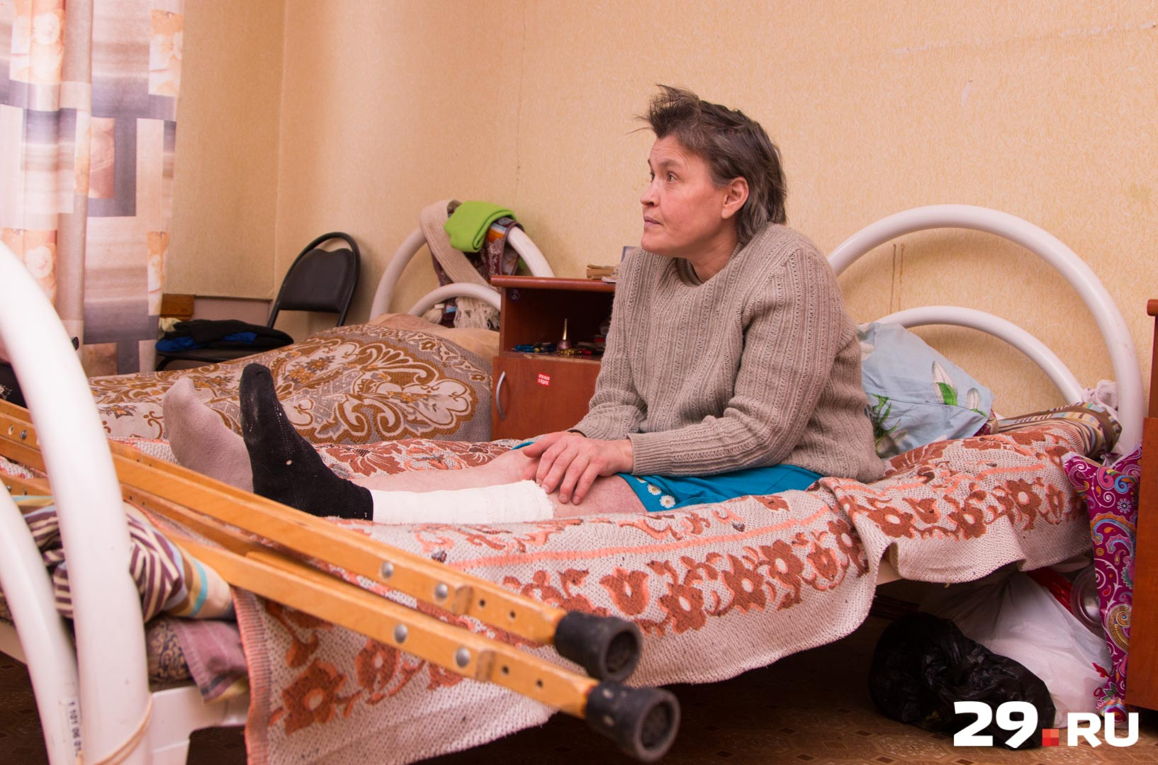 Здесь всего четыре места для женщин. Татьяне — 49 лет. У нее сгорел дом. Сначала жила у знакомых, теперь — в центре. Сломала ногу, пока работать не может Здесь всего четыре места для женщин. Татьяне — 49 лет. У нее сгорел дом. Сначала жила у знакомых, теперь — в центре. Сломала ногу, пока работать не может