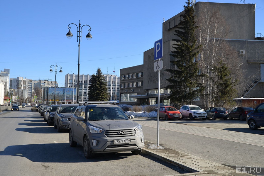 Припарковать машину можно и вдоль Пестеревского переулка, но обычно там всё занято.