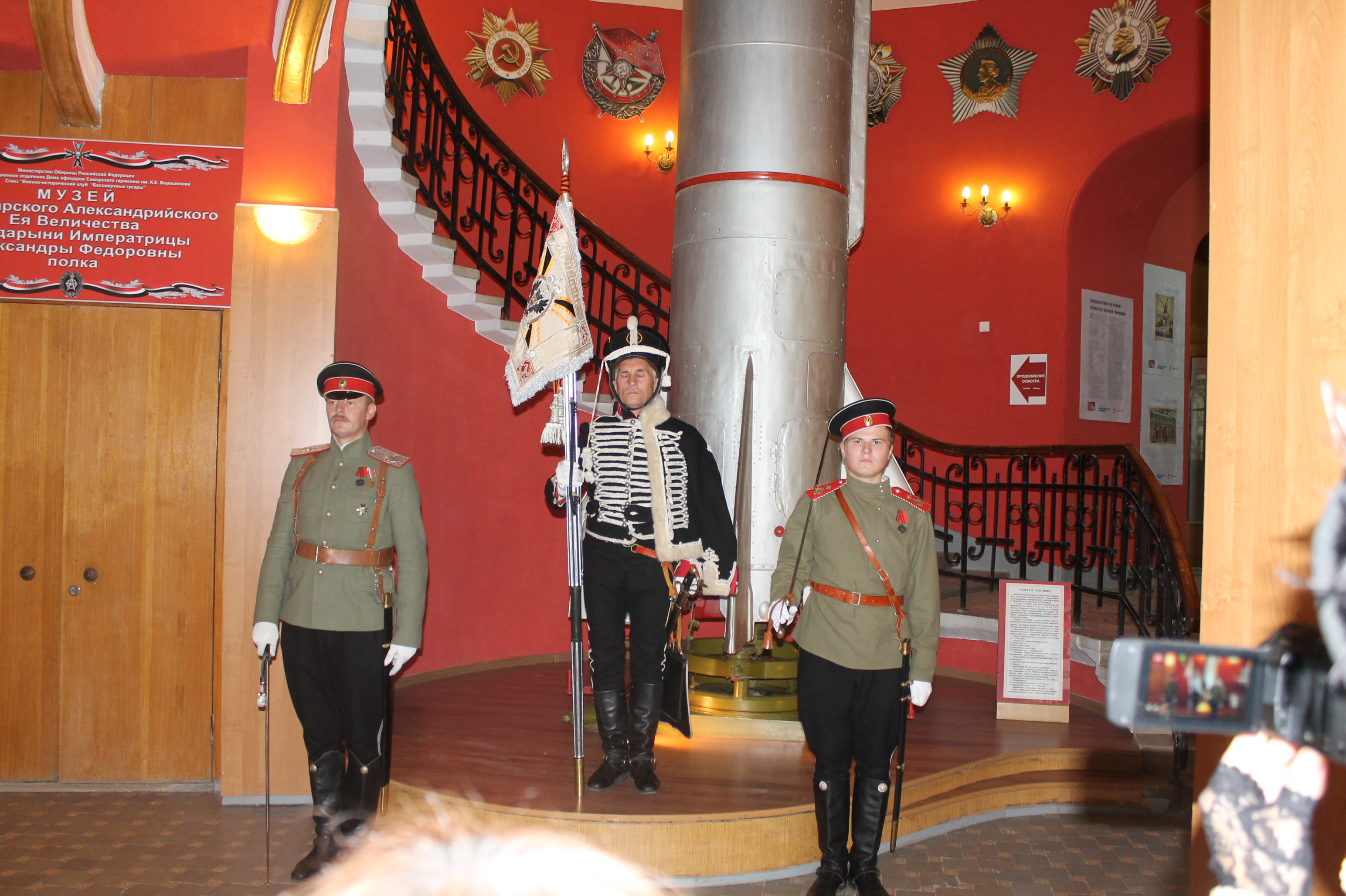 Почетный караул установил знамя в холле музея