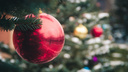 Раздели красавицу: в Батайске похитили украшения с главной новогодней елки