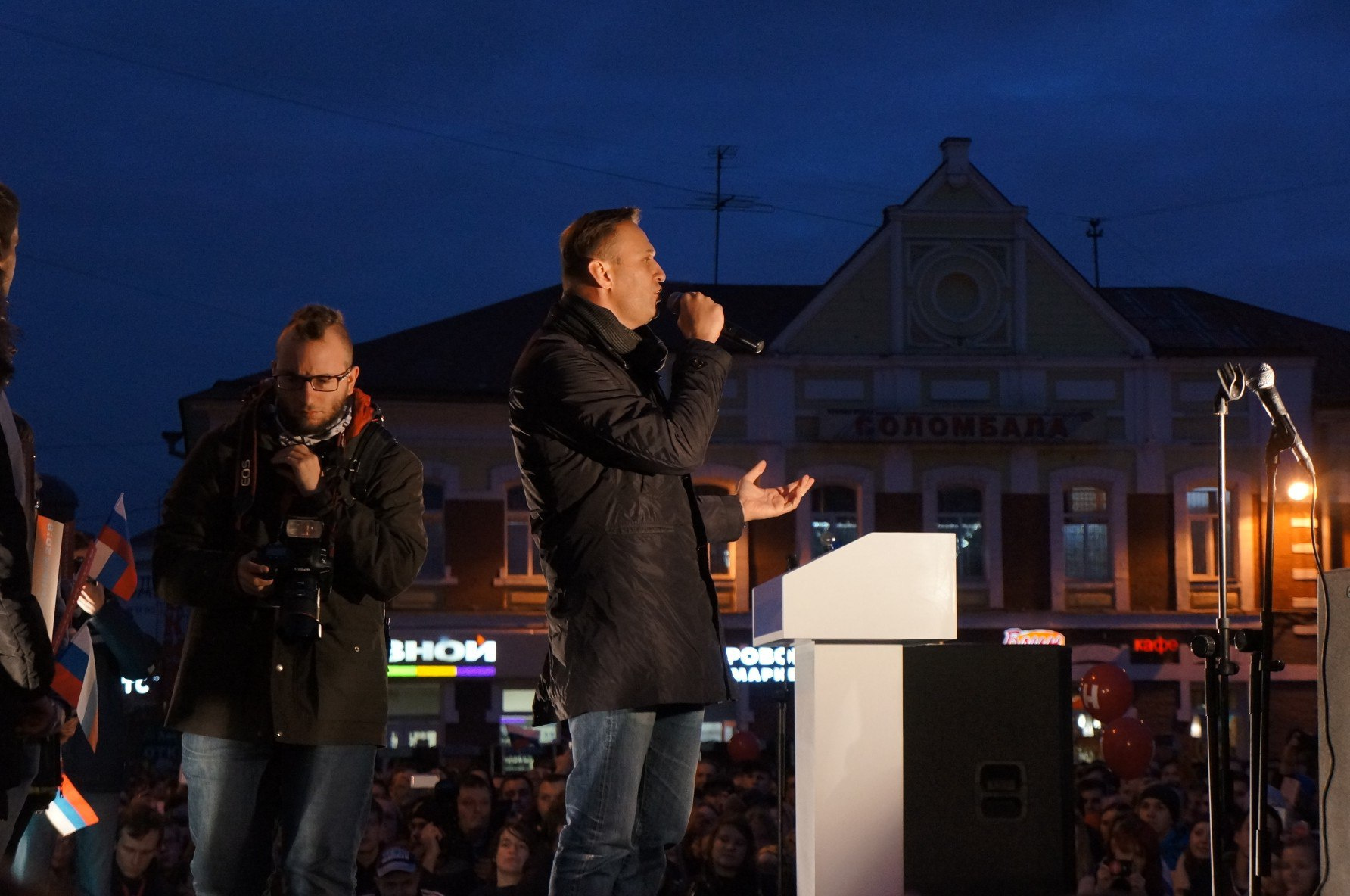 Целая площадь внимает речи Алексея Навального