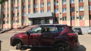 90-е вернулись: под окнами администрации в Ярославле оставили без колёс внедорожник