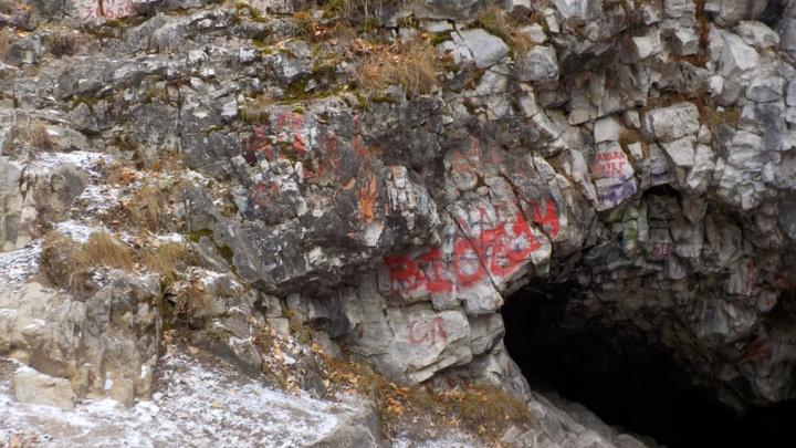 Южноуральский школьник с отцом придумали, как очистить пещеры от надписей туристов