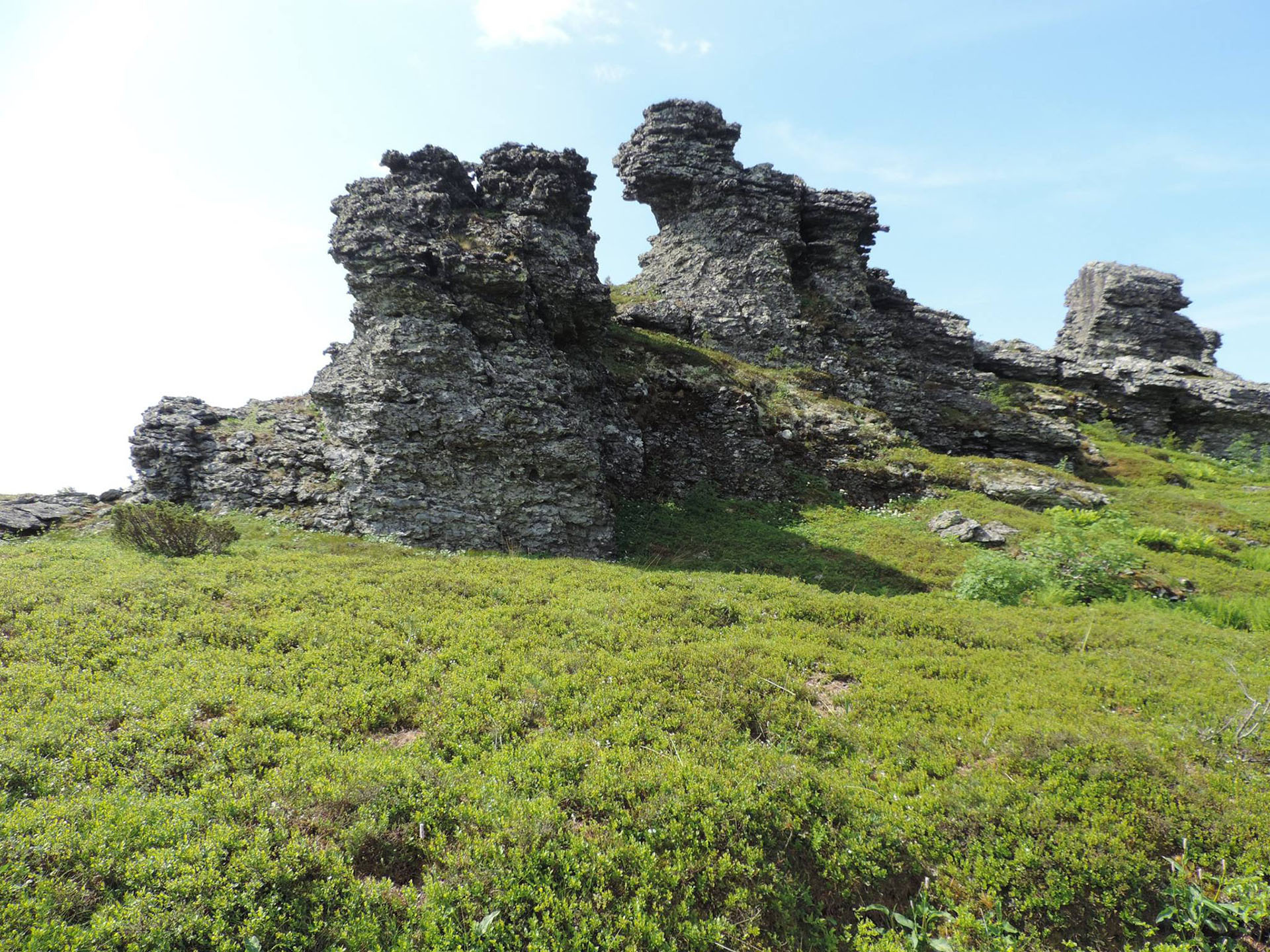 Исследователям удалось посетить хребет Монинг-тумп, где в одном из гротов они обнаружили следы пребывания древнего человека