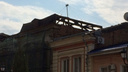 Жильцы многоквартирного дома на Серафимовича больше месяца живут без крыши